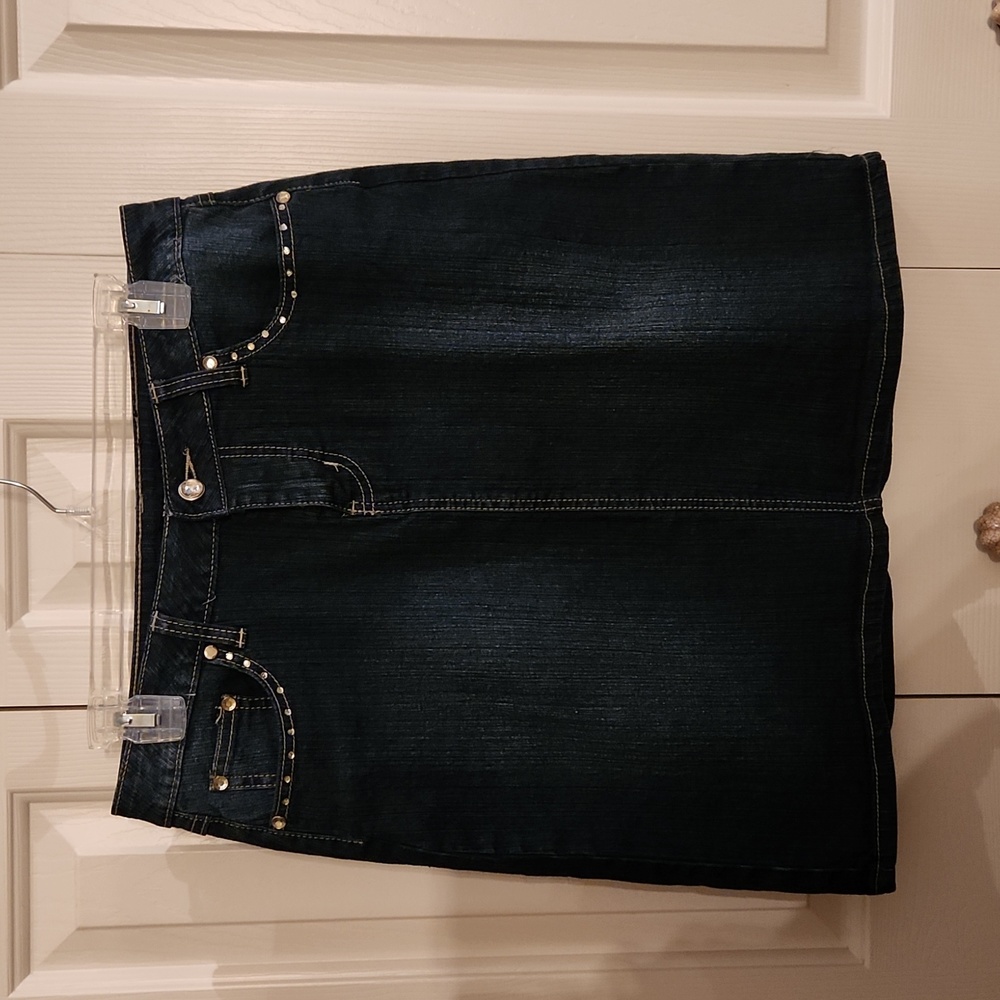 Roz & ALI, Excellent condition, Women's Denim skirt, Size 4